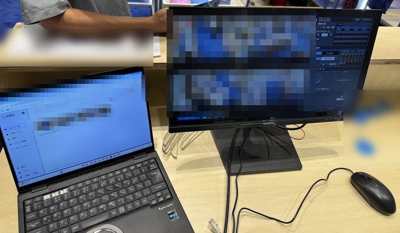 録画機とモニターで、設置したカメラの映像を確認している様子